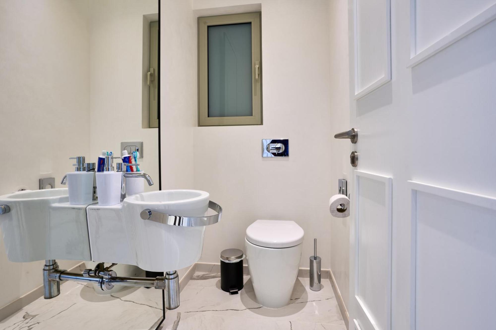 Coastal One Bedroom Retreat With Direct Breathtaking Sea Views