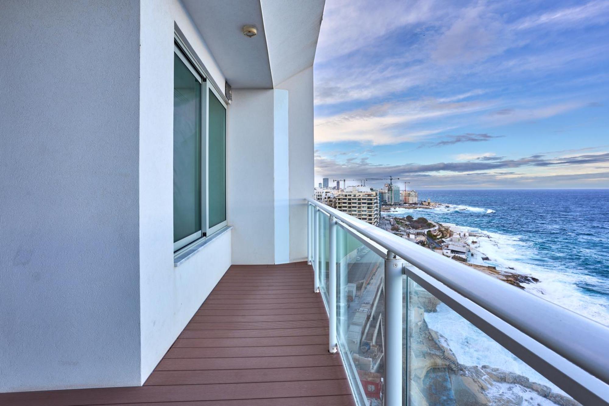 Coastal One Bedroom Retreat With Direct Breathtaking Sea Views *