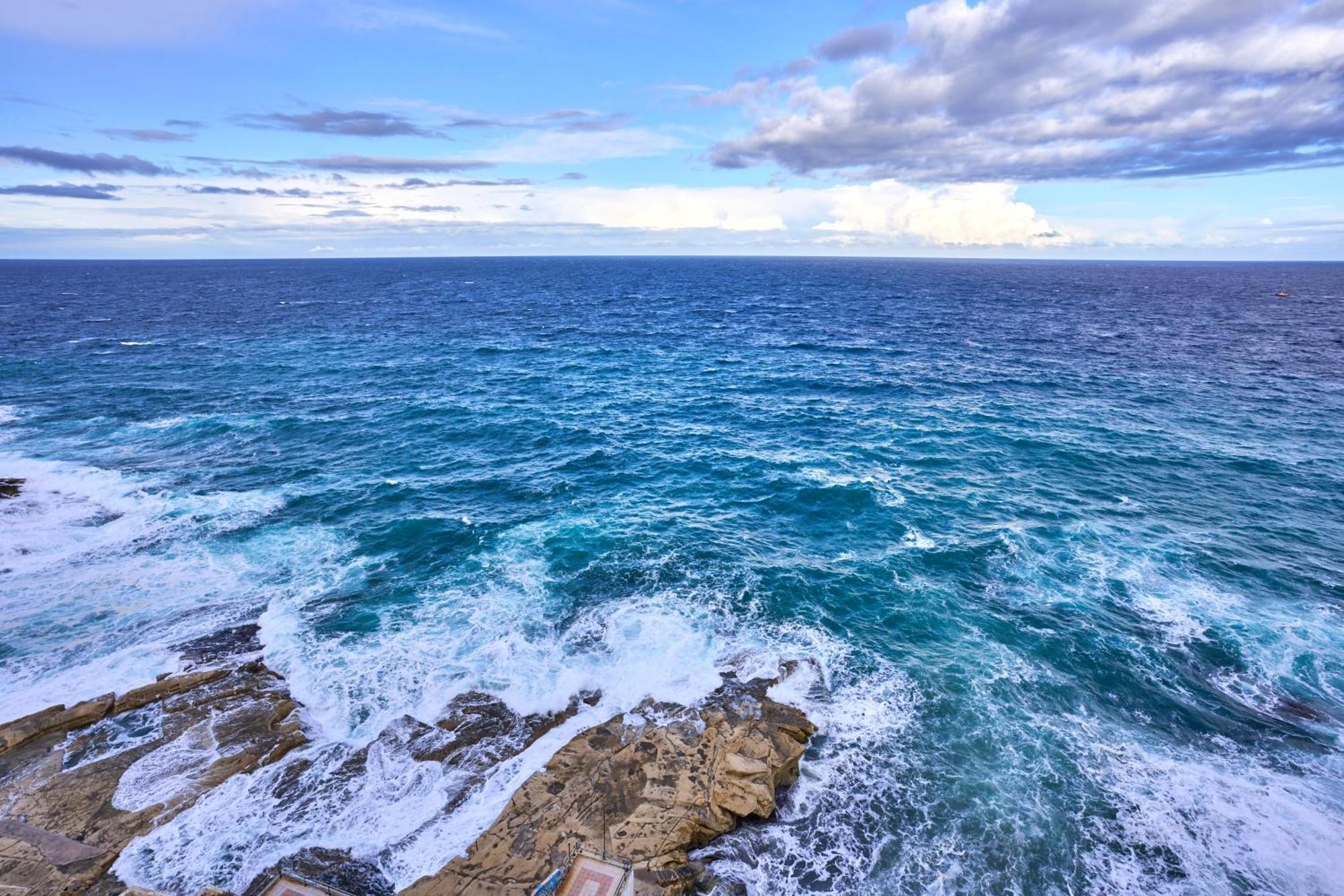 Coastal One Bedroom Retreat With Direct Breathtaking Sea Views Appartement Sliema