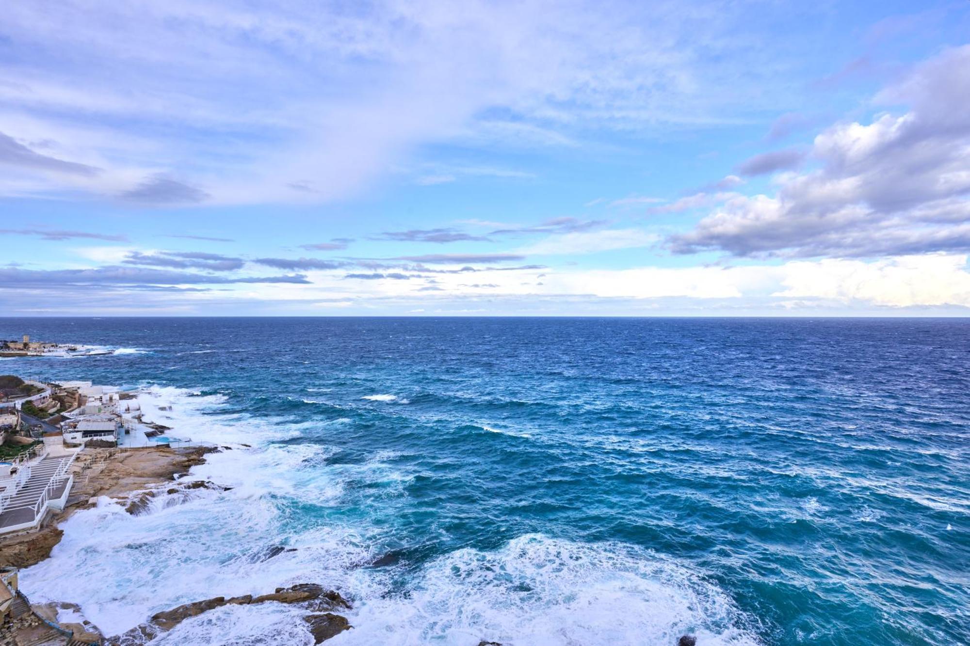 Coastal One Bedroom Retreat With Direct Breathtaking Sea Views *