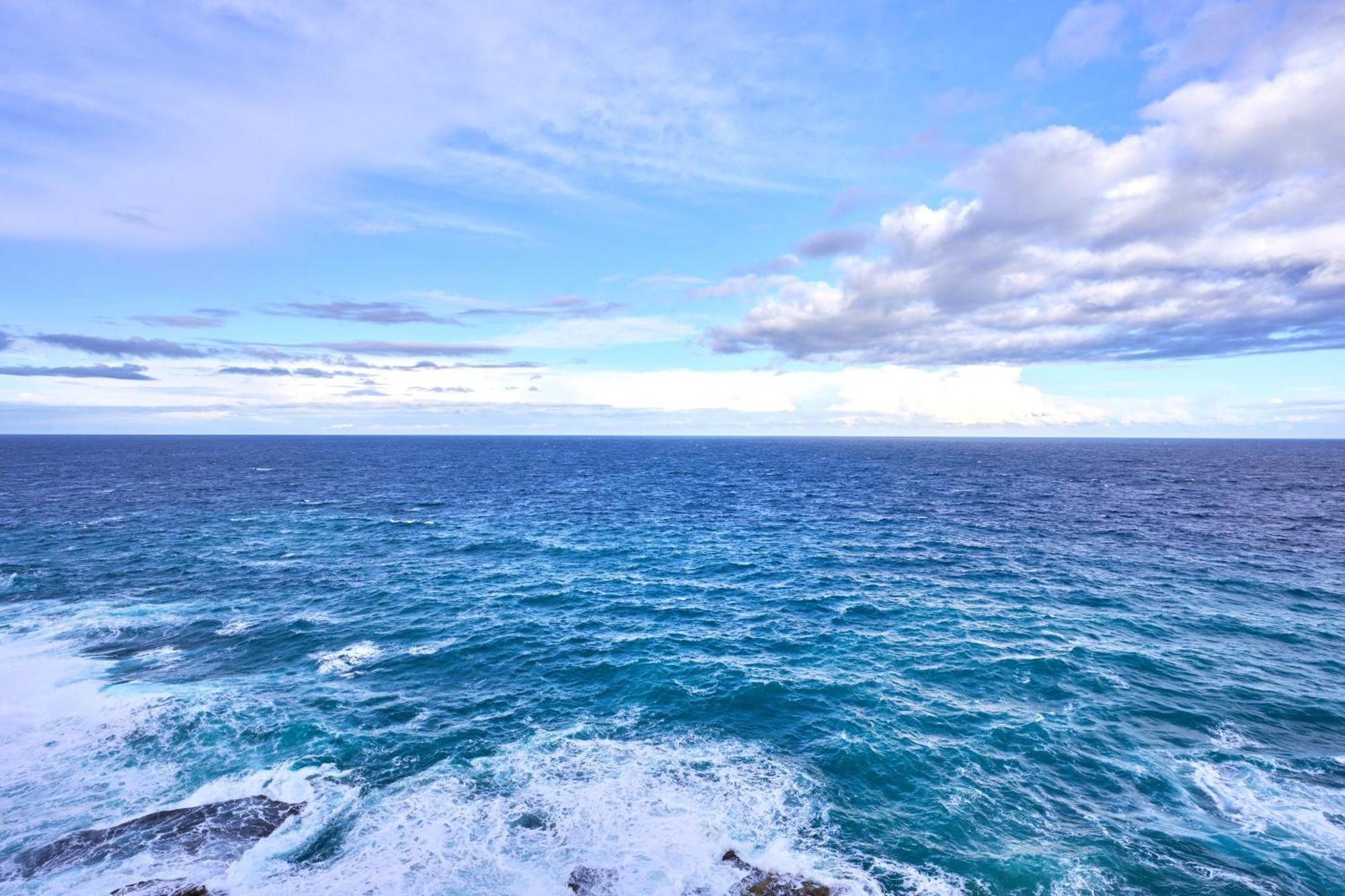 Coastal One Bedroom Retreat With Direct Breathtaking Sea Views *