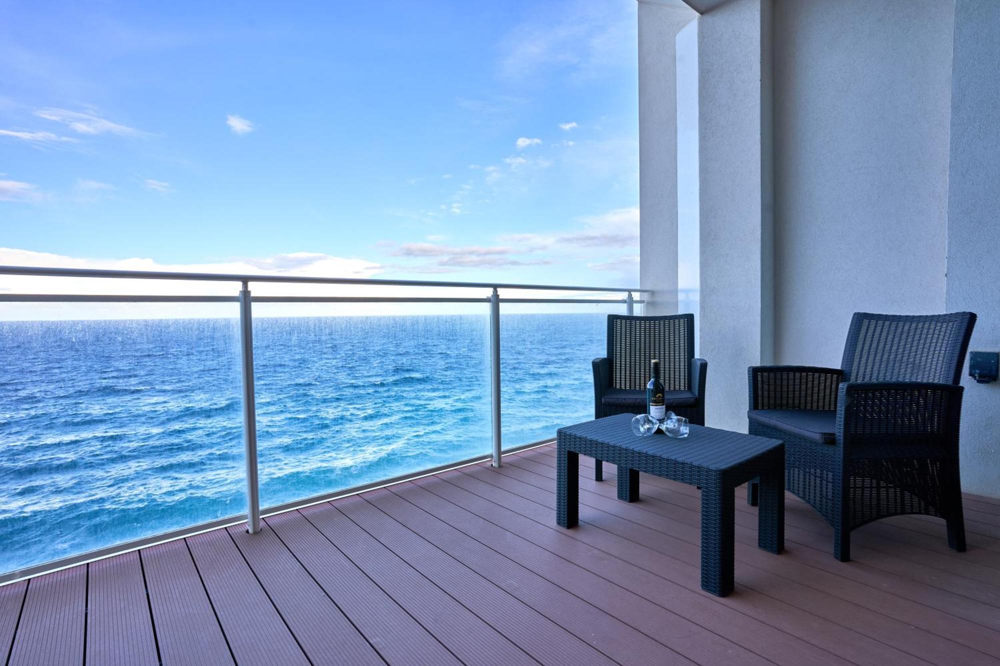 Coastal One Bedroom Retreat With Direct Breathtaking Sea Views Appartement